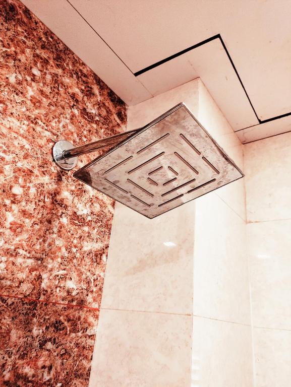 Koupelna v ubytování Sambhabana Hotel & Suites
