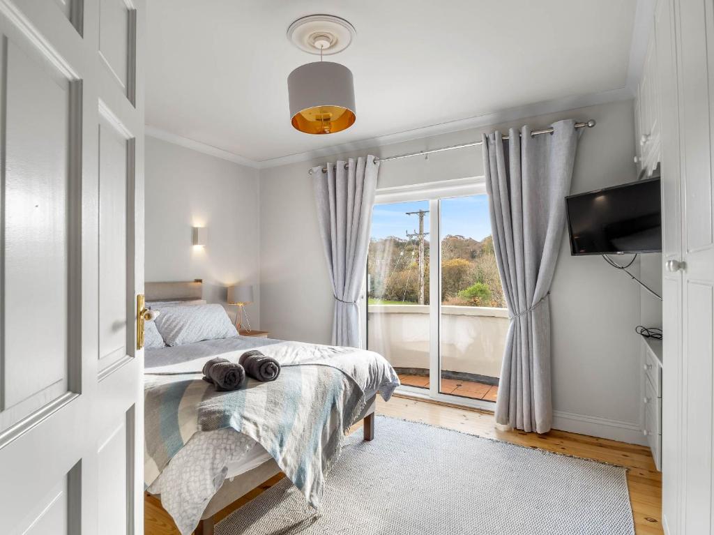 una camera da letto con un letto e una finestra di 1 An tSean Scoil, Clifden a Clifden