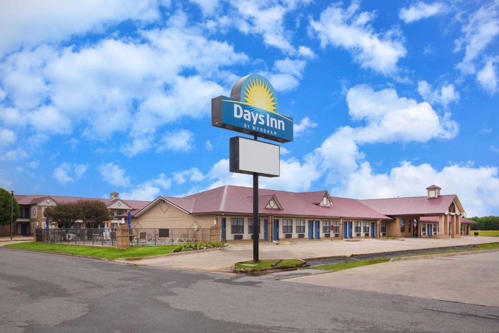a sign for a days inn in front of a building at Days Inn by Wyndham Lonoke in Lonoke