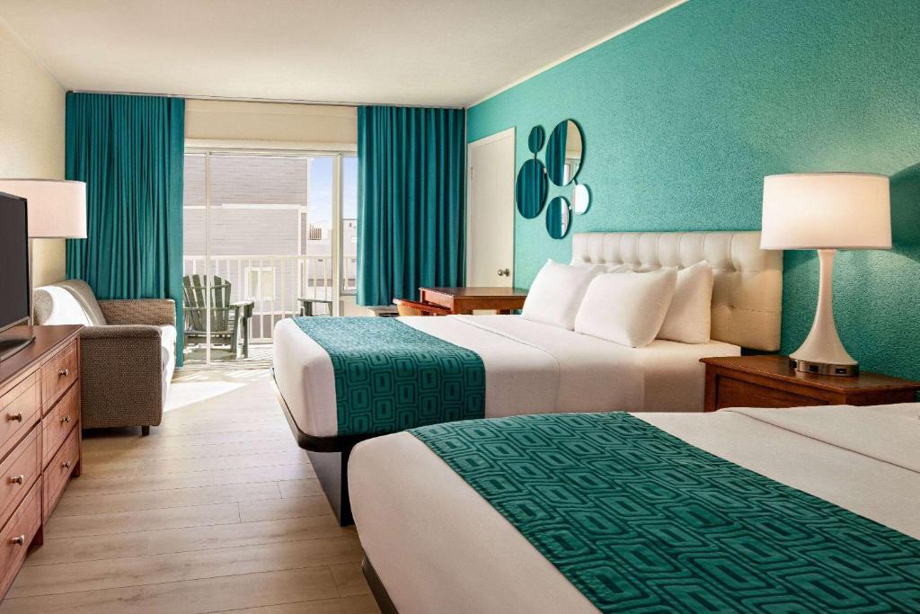 Howard Johnson by Wyndham Ocean City Oceanfront - Quarto Com Duas Camas De Casal - Vista Da Piscina - Não Fumando