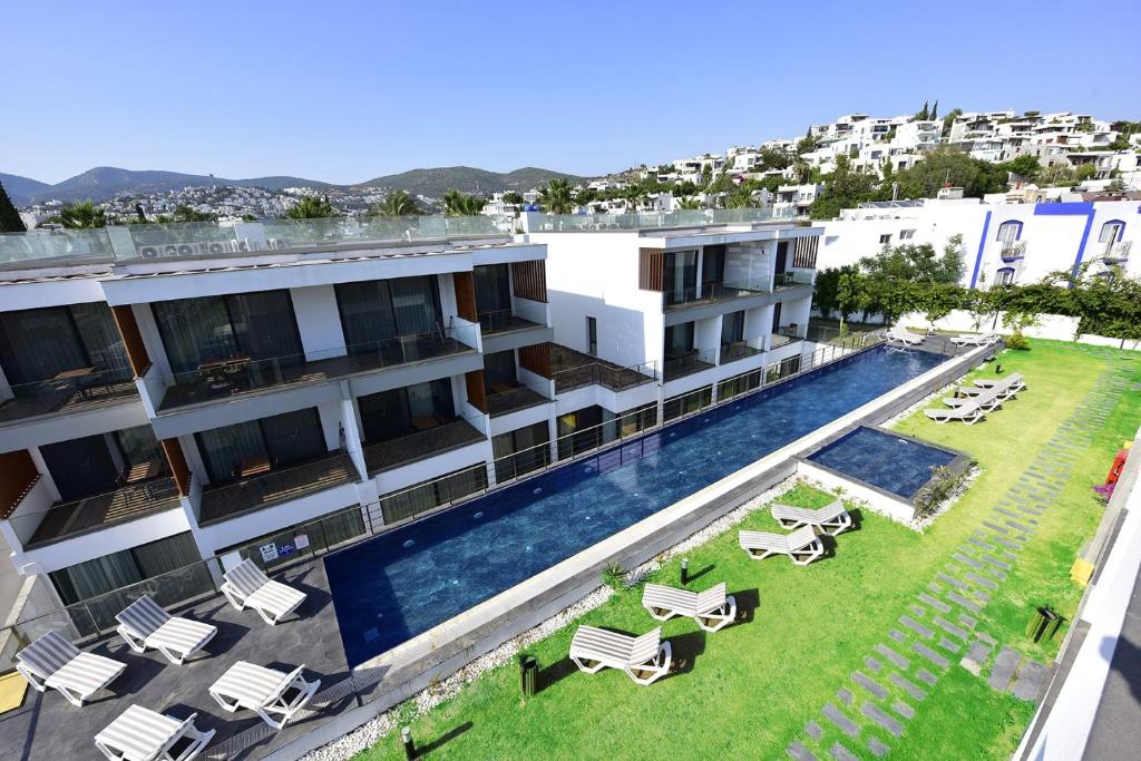 een luchtzicht op een gebouw met een zwembad bij A'la Grand Residence in Bodrum City