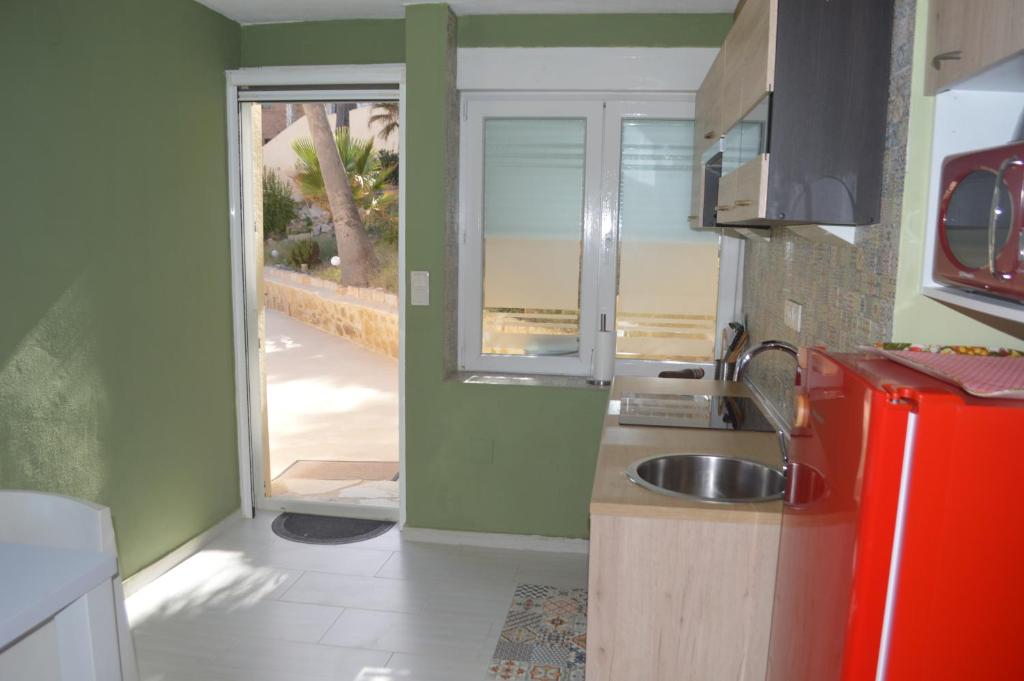 Kuchyň nebo kuchyňský kout v ubytování Excepcional Apartamento LOFT a pie de playa en CHALET ROQUETES