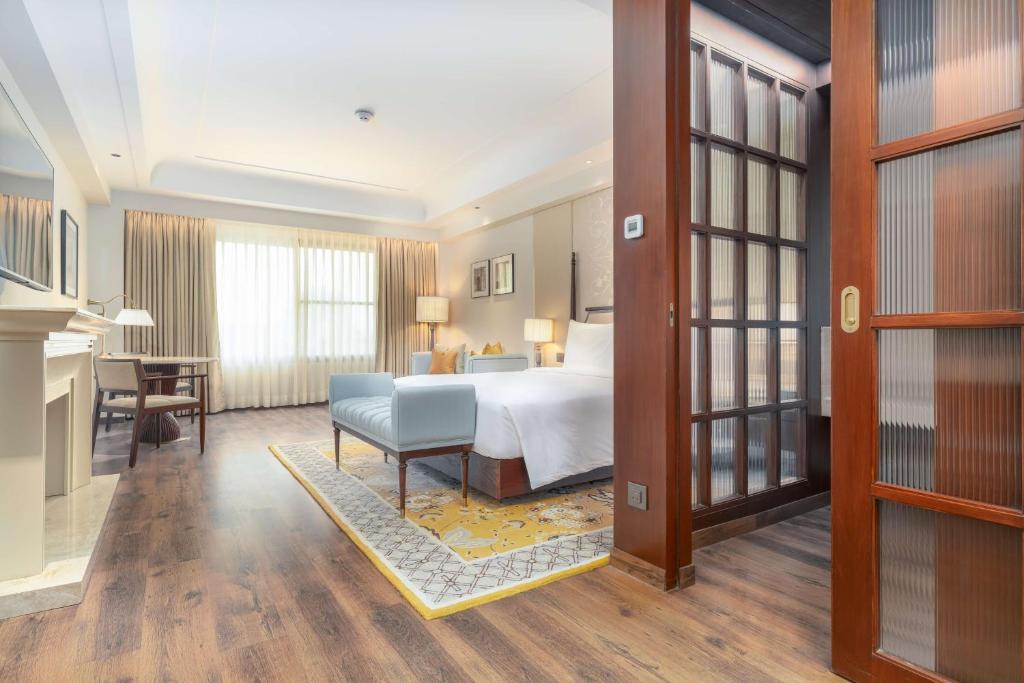 Posezení v ubytování Radisson Collection Hotel & Spa, Riverfront Srinagar