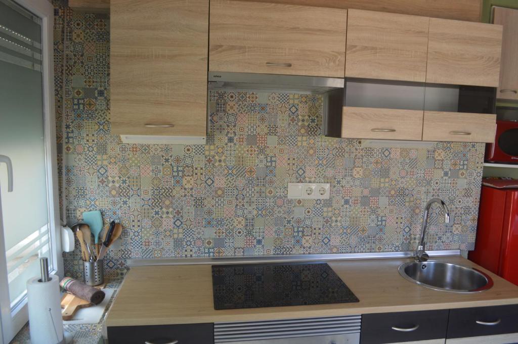 Kuchyň nebo kuchyňský kout v ubytování Excepcional Apartamento LOFT a pie de playa en CHALET ROQUETES