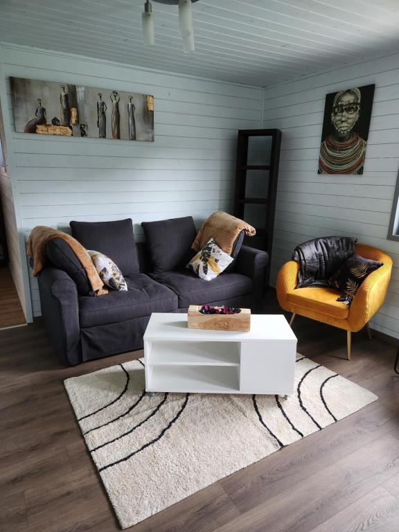 un soggiorno con divano e tavolino da caffè di LE GLAWAN a Barvaux-sur-Ourthe