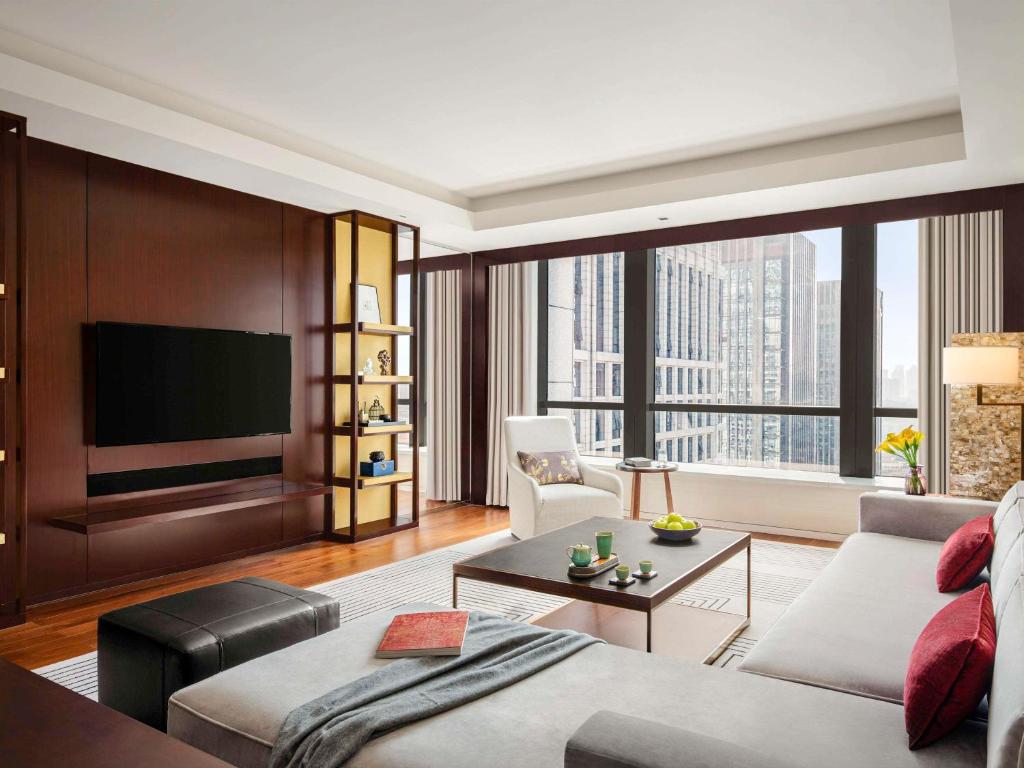 TV a/nebo společenská místnost v ubytování Fairmont Wuhan