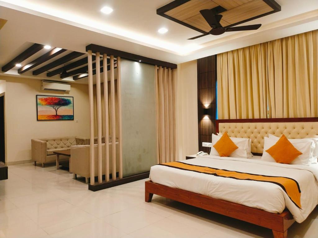 Postel nebo postele na pokoji v ubytování Sambhabana Hotel & Suites