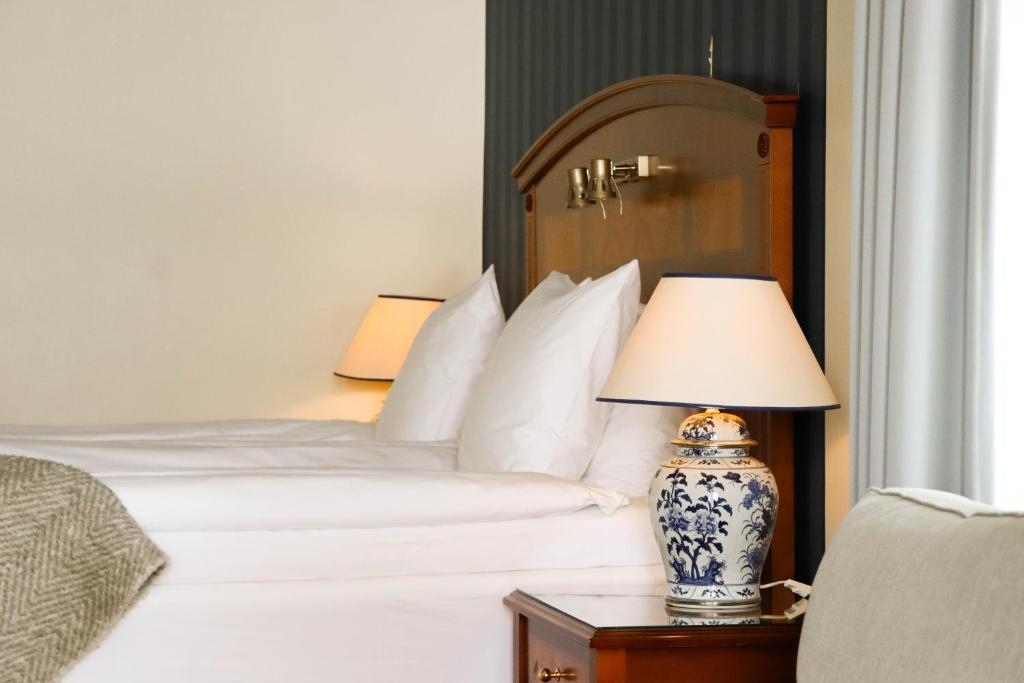 Postel nebo postele na pokoji v ubytování Grand Hotel Saltsjöbaden