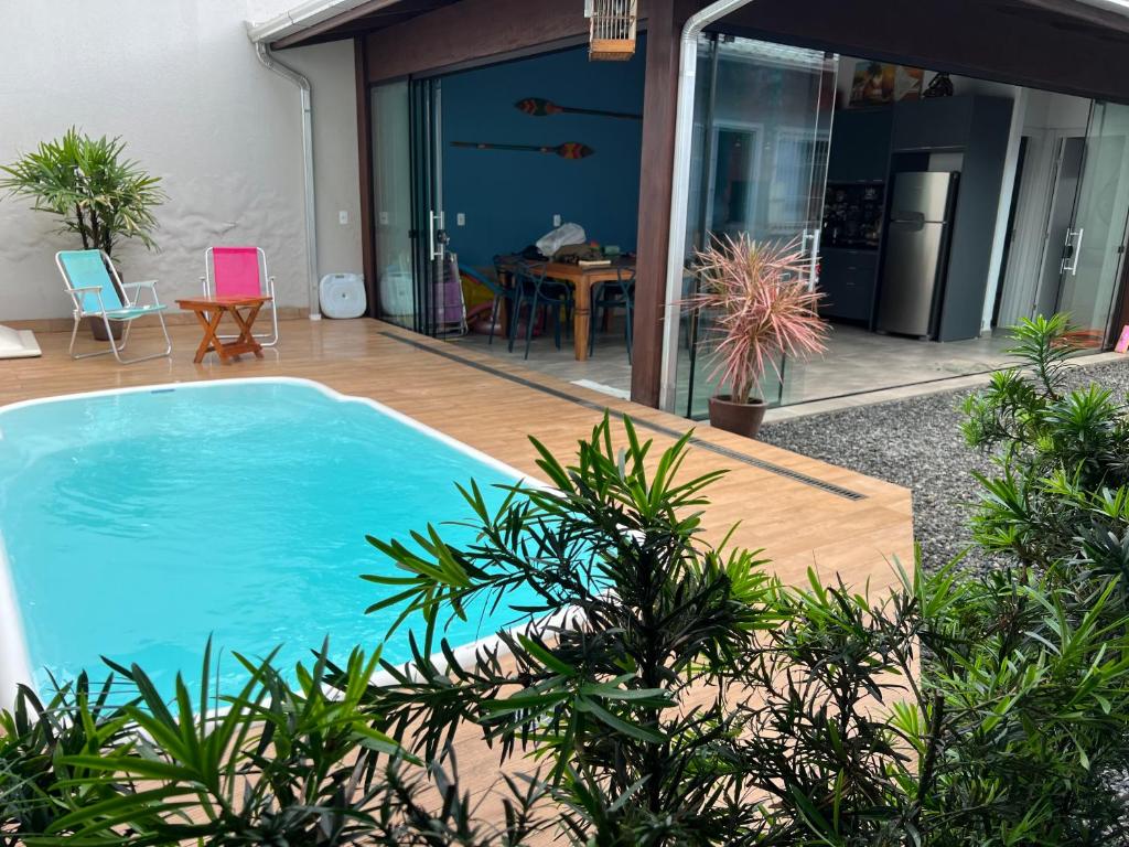 ein Pool vor einem Haus in der Unterkunft Casa com piscina em Itapema próximo a praia in Itapema