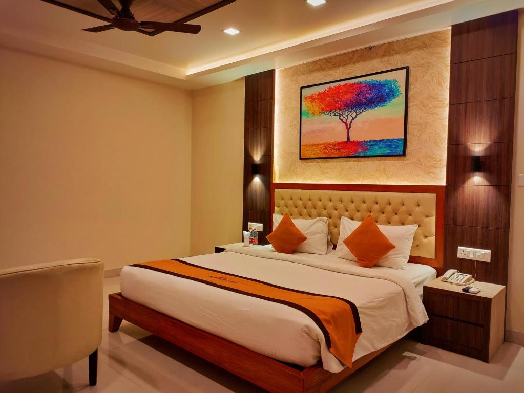 Postel nebo postele na pokoji v ubytování Sambhabana Hotel & Suites
