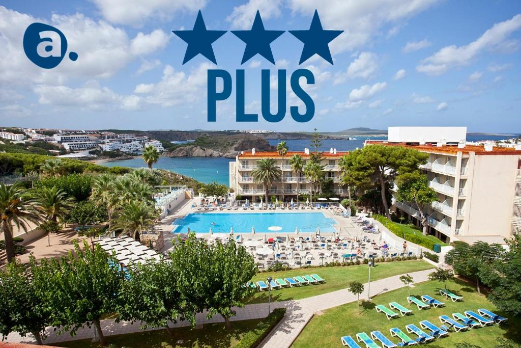 vista para a piscina num resort com estrelas em Club Hotel Aguamarina em Arenal d'en Castell