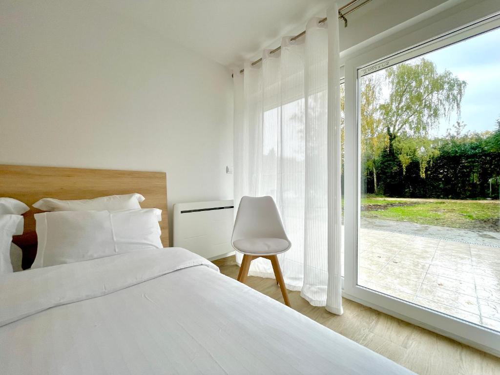 biała sypialnia z łóżkiem i oknem w obiekcie KoalaWakeup w mieście Vitry-sur-Seine