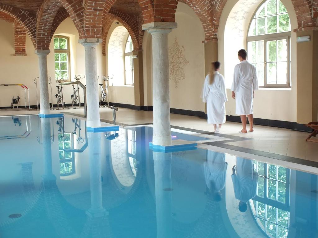 สระว่ายน้ำที่อยู่ใกล้ ๆ หรือใน Pałac Wiechlice - Hotel, Restaurant, SPA