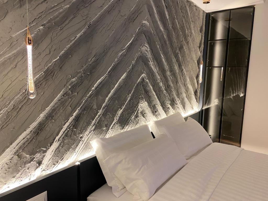 Postel nebo postele na pokoji v ubytování Tirana Central Rooms