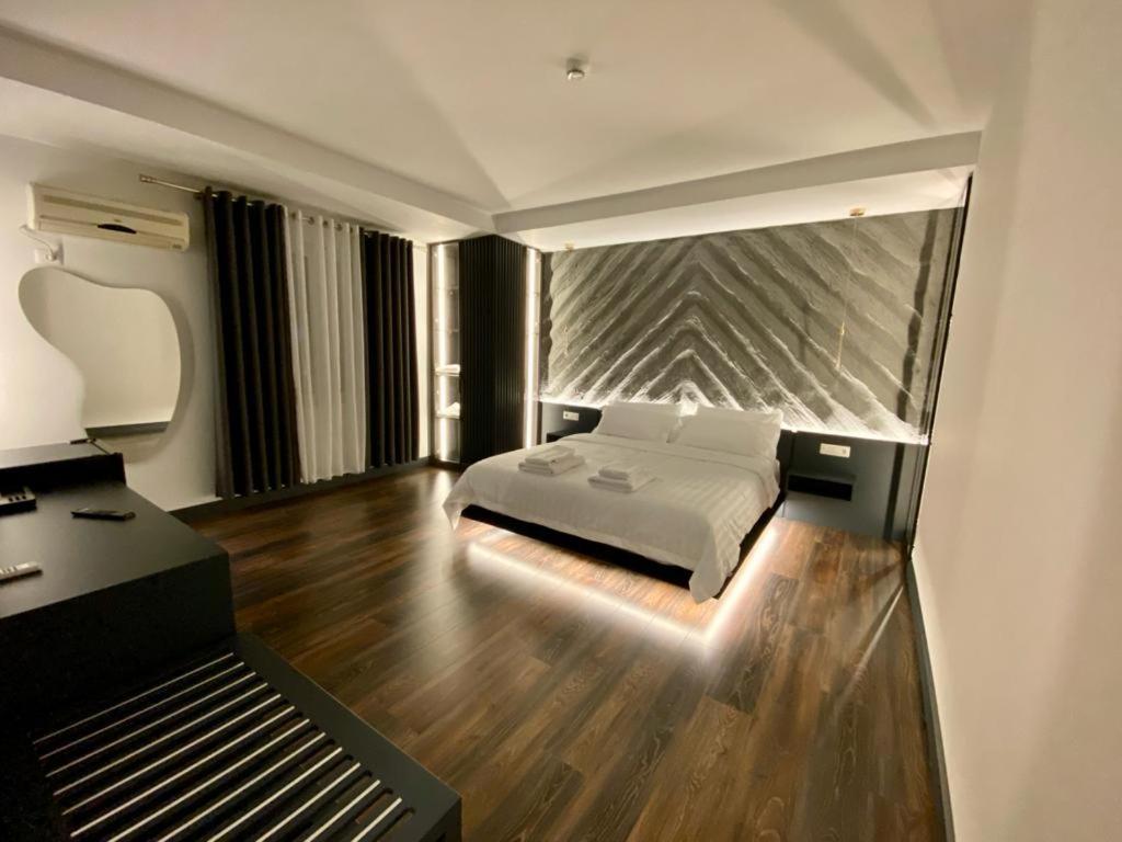 Postel nebo postele na pokoji v ubytování Tirana Central Rooms