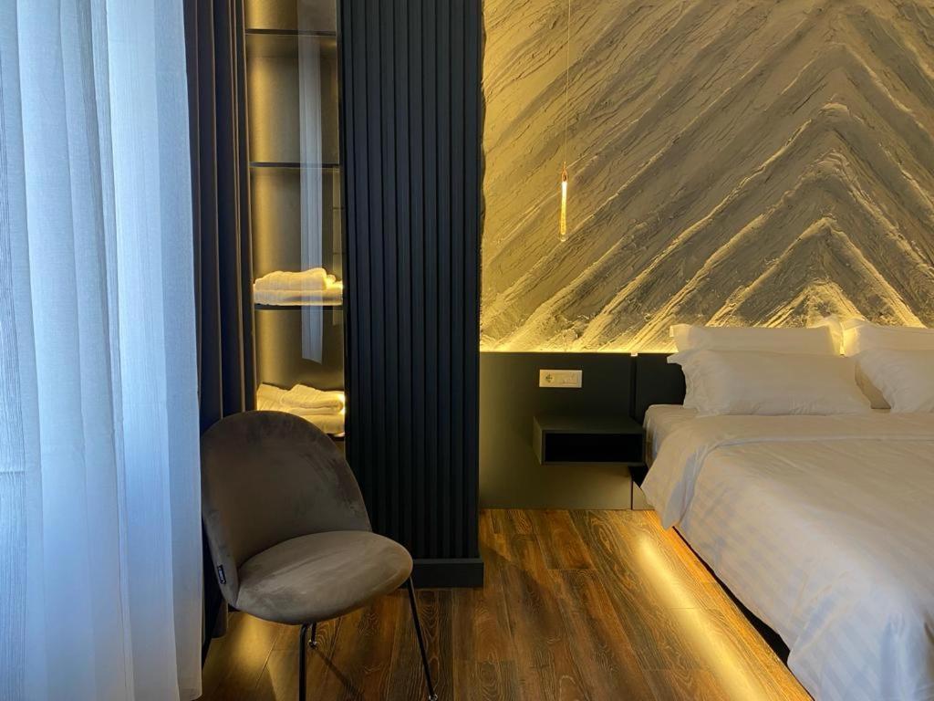 Postel nebo postele na pokoji v ubytování Tirana Central Rooms