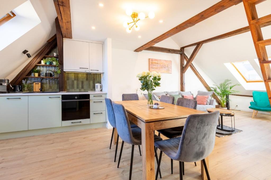 een keuken en eetkamer met een houten tafel en stoelen bij Apartment with Entresol Old Town in Krakau