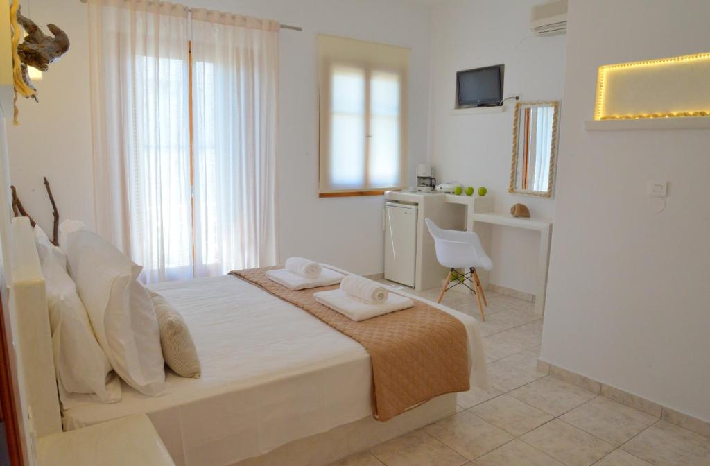 una camera da letto con un letto e due asciugamani di Niki Rooms ad Adámas