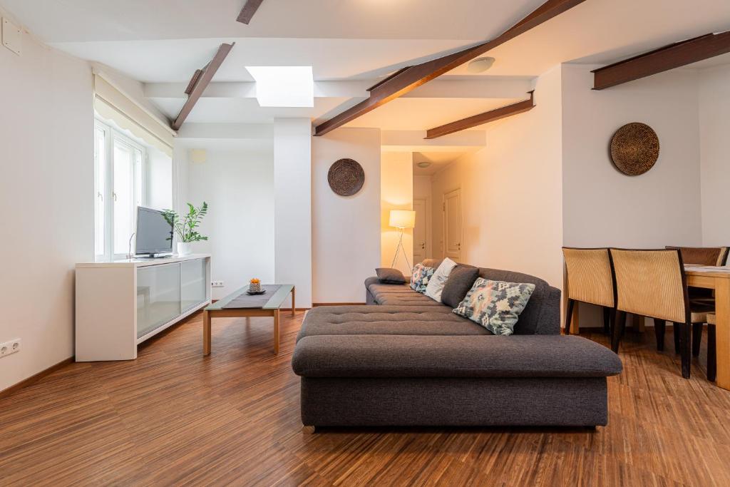 een woonkamer met een bank en een tafel bij Yoga Residence Apartments in Tallinn