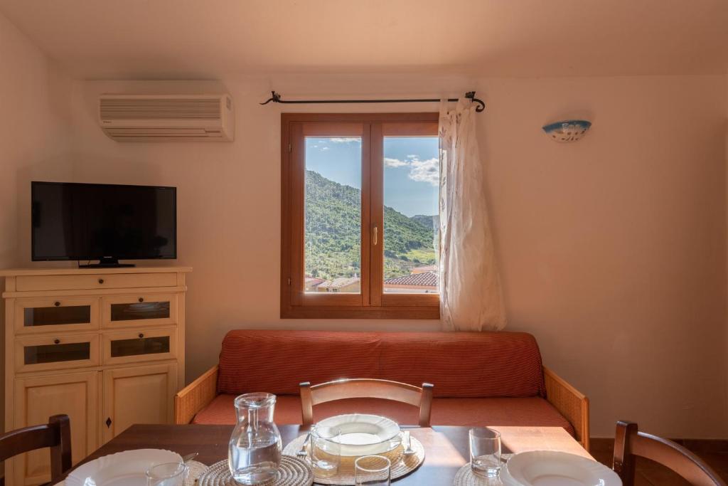 Televízia a/alebo spoločenská miestnosť v ubytovaní Residence con piscina a Tanaunella a 1500 m dal mare