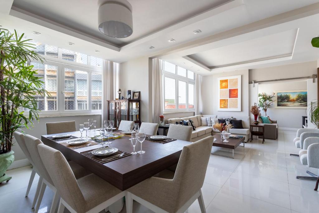 a dining room and living room with a table and chairs at Elegância em Ipanema - Ideal para famílias - RE701 Z2 in Rio de Janeiro