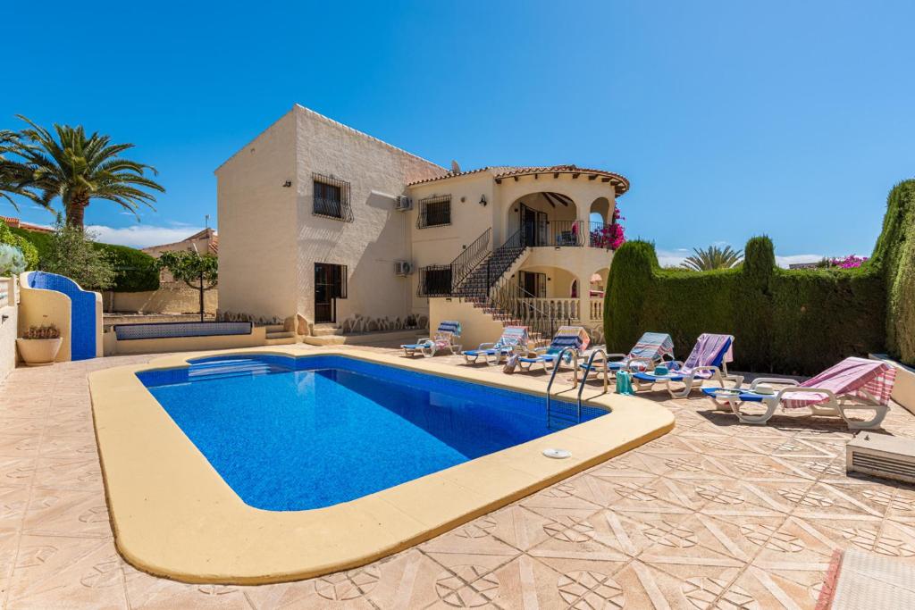 een villa met een zwembad voor een huis bij Villa Agudin - PlusHolidays in Calpe