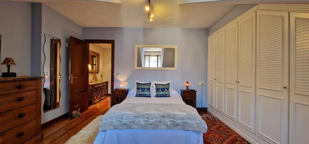 - une chambre avec un grand lit et des oreillers bleus dans l'établissement Bohemia Centro y Mar, à Gijón