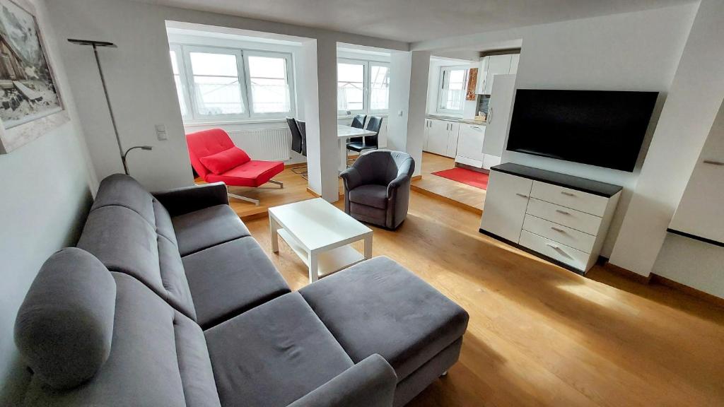 uma sala de estar com um sofá e uma televisão de ecrã plano em Appartement Twin Peak Edelweiss em Gosau