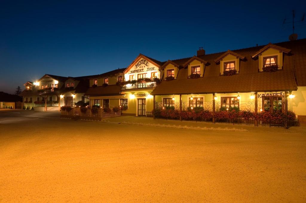 una fila de casas por la noche con luces en Hotel Karpatsky Dvor en Lozorno