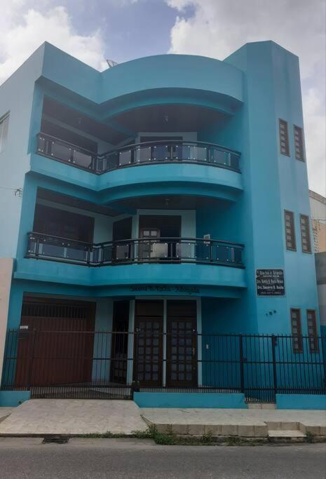 een blauw gebouw met een balkon erboven bij Apartamento inteiro( 1° andar) - Guarabira/PB in Guarabira