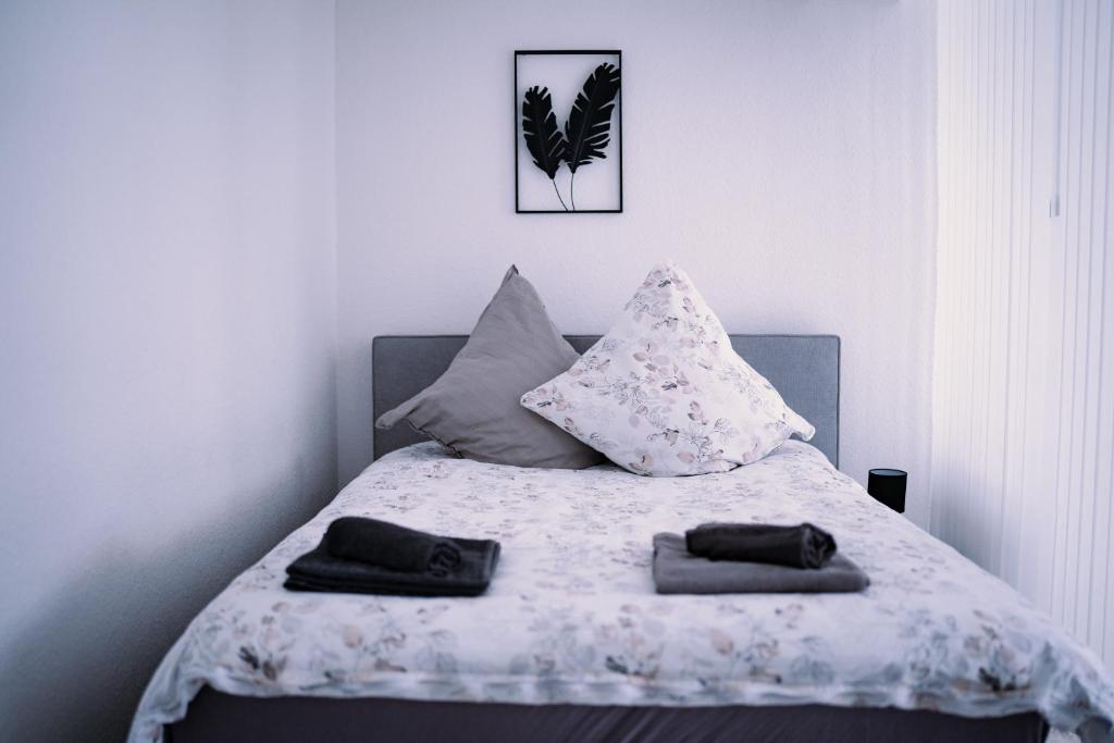 - un lit avec 2 serviettes dans l'établissement Modernes Apartment in der Altstadt , kostenlose Parkplätze in der Nähe, à Emden