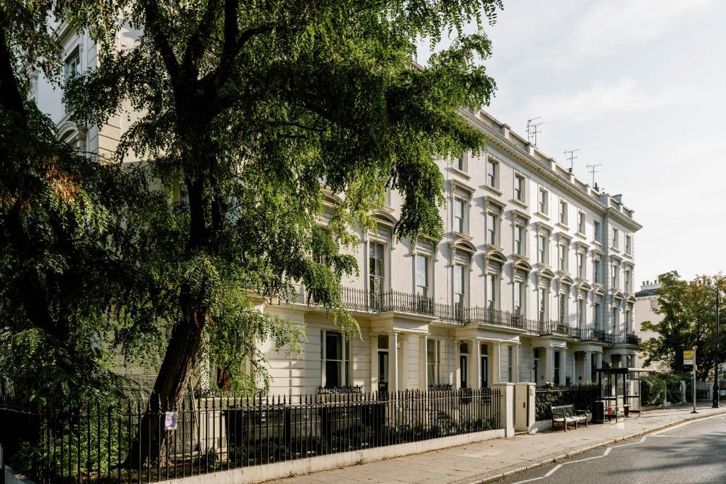 倫敦的住宿－Mason & Fifth, Primrose Hill，街道边的白色大建筑