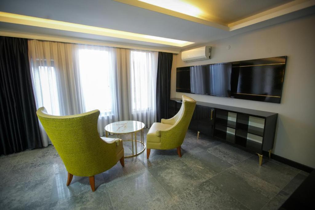 TV a/nebo společenská místnost v ubytování KY Continental Apartments