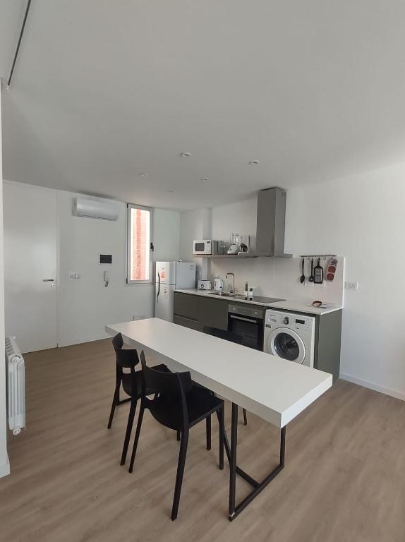 a kitchen with a table and chairs in a room at HERMOSO DEPARTAMENTO EN EL CENTRO DE ROSARIO in Rosario