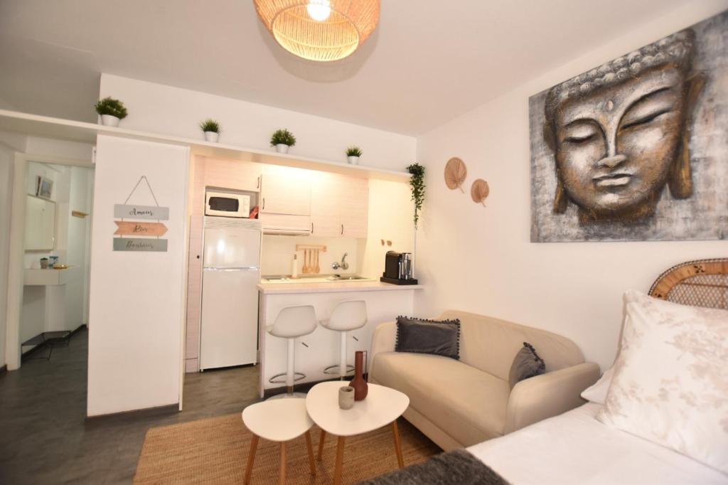 A kitchen or kitchenette at Le Studio. Único, acogedor y en el centro de Vigo.