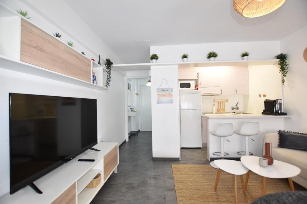 A kitchen or kitchenette at Le Studio. Único, acogedor y en el centro de Vigo.