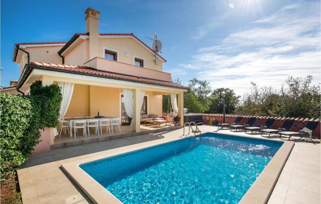 Villa con piscina frente a una casa en Beautiful Home In Krvavici With Outdoor Swimming Pool, en Sarići