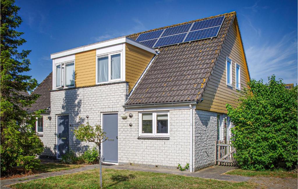 una casa con paneles solares en el techo en Beautiful Home In Wemeldinge With Wifi, en Wemeldinge