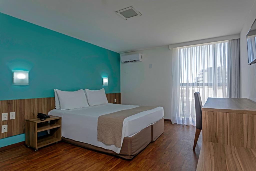 Giường trong phòng chung tại Marinas Maceió Hotel