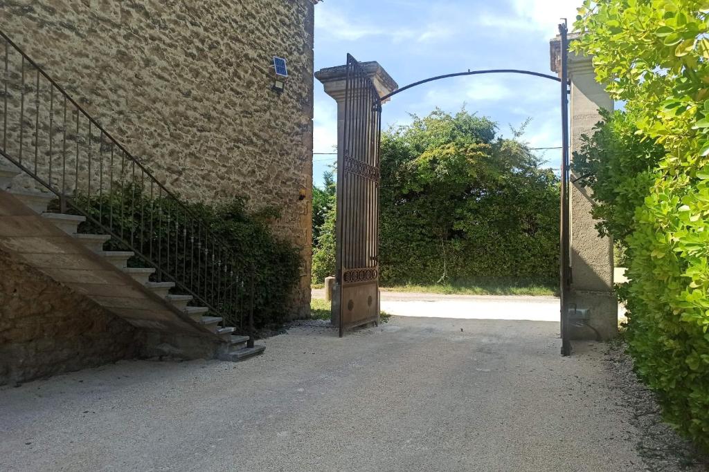 una puerta abierta a un edificio con una escalera en Charming Loft in the countryside of Althen des Paluds, en Althen-des-Paluds