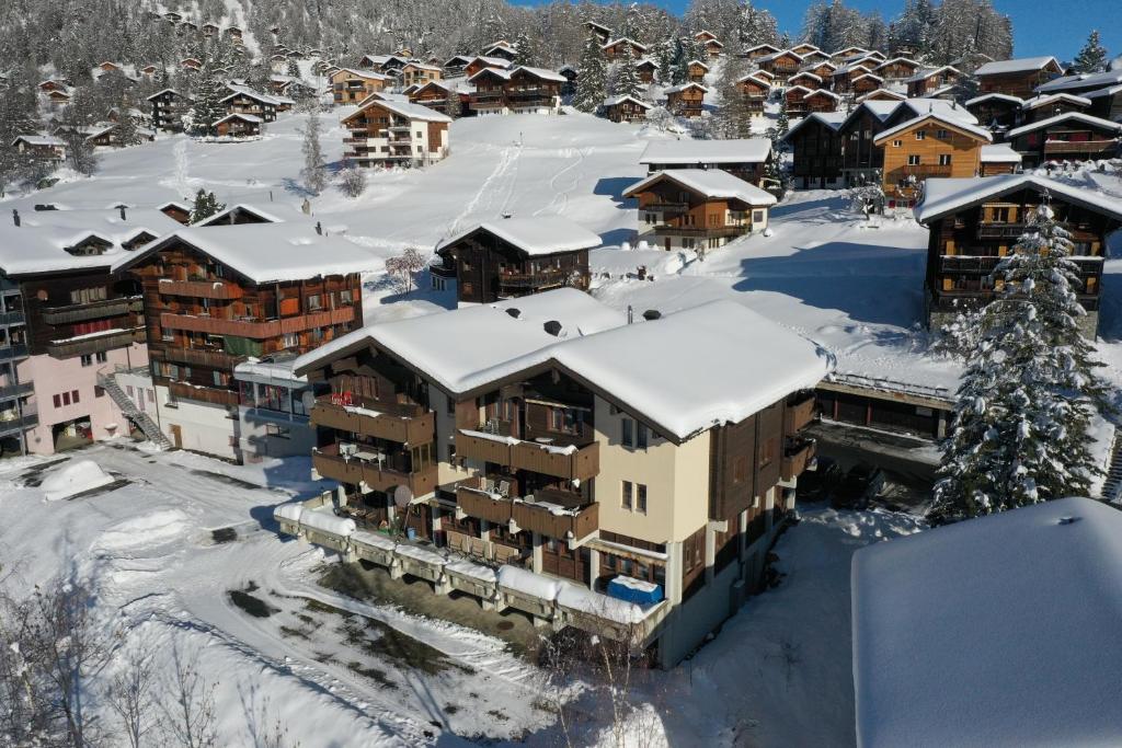 una vista aerea di un resort sulla neve di Ferienwohnung Silberdistel 2. Obergeschoss a Bellwald