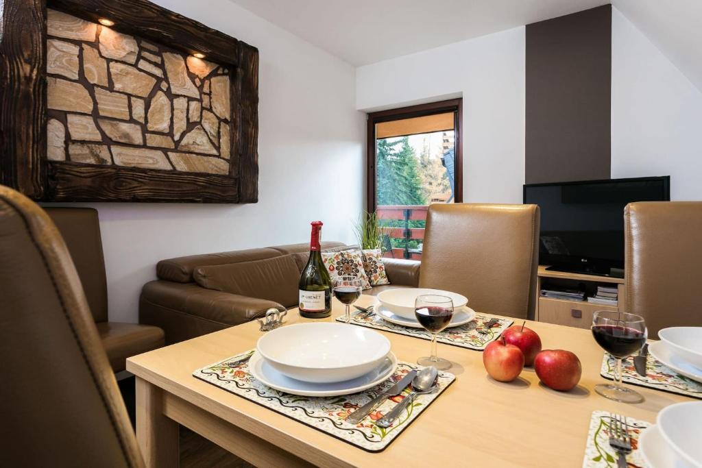 Televízia a/alebo spoločenská miestnosť v ubytovaní Apartament w malowniczej Dolinie Kościeliskiej by Rent like home