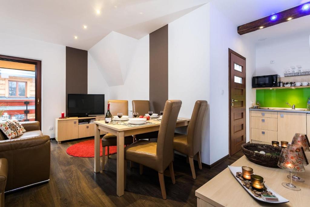 Televízia a/alebo spoločenská miestnosť v ubytovaní Apartament w malowniczej Dolinie Kościeliskiej by Rent like home
