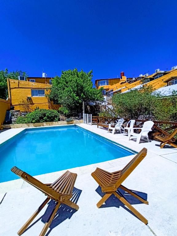 a swimming pool with two lounge chairs and a swimming pool at Complejo El Alto in Tanti