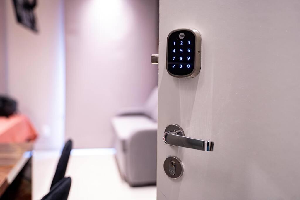 un cierre de una puerta con un mando a distancia en ella en Studio de Luxo de Alta Qualidade, en São Paulo