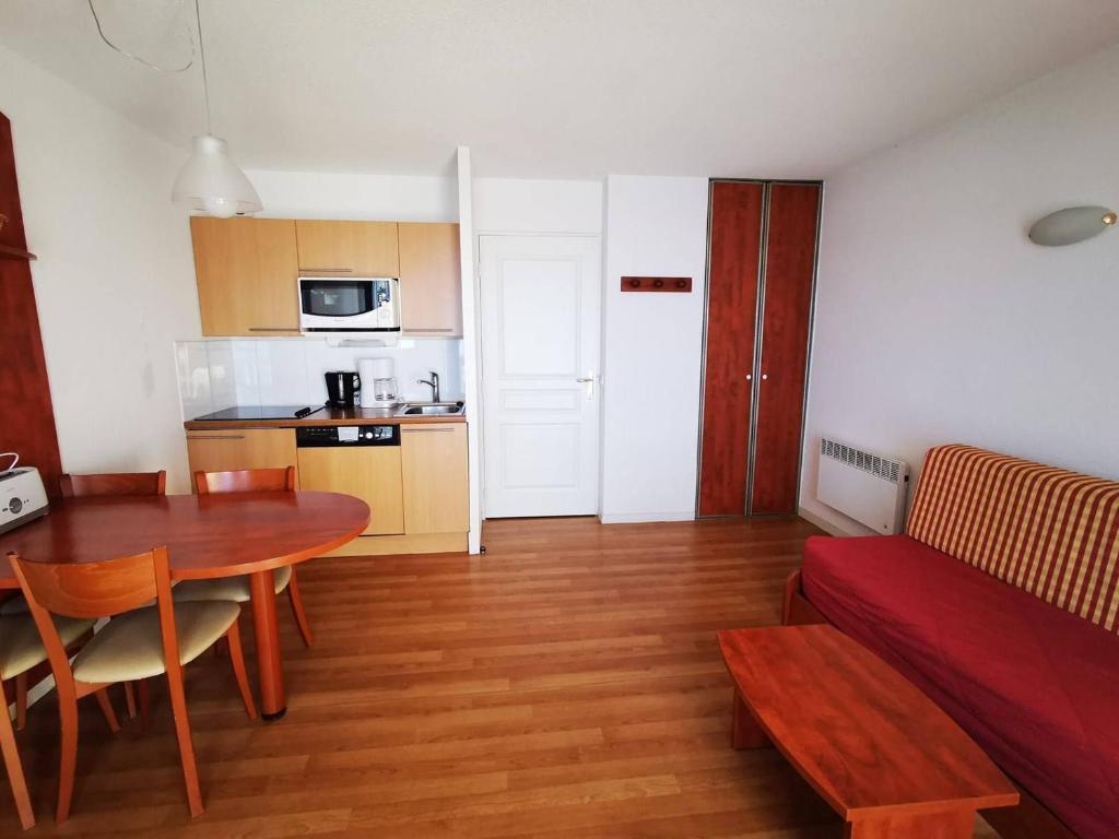 un salon avec une table et une cuisine dans l'établissement Studio Cabine 4 Pers. avec Parking Couvert, Piscine, Salle de Fitness, Proche Pistes - FR-1-404-260, à La Mongie