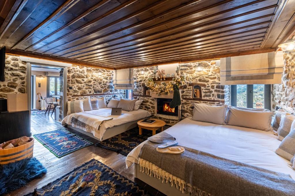 Postel nebo postele na pokoji v ubytování Dandy Villas Metsovo-Mezzo-Down Town-Up 5