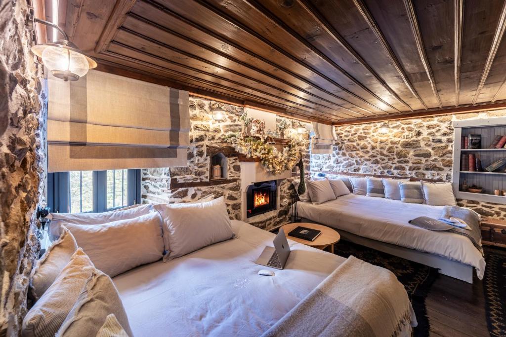 Postel nebo postele na pokoji v ubytování Dandy Villas Metsovo-Mezzo-Down Town-Up 5