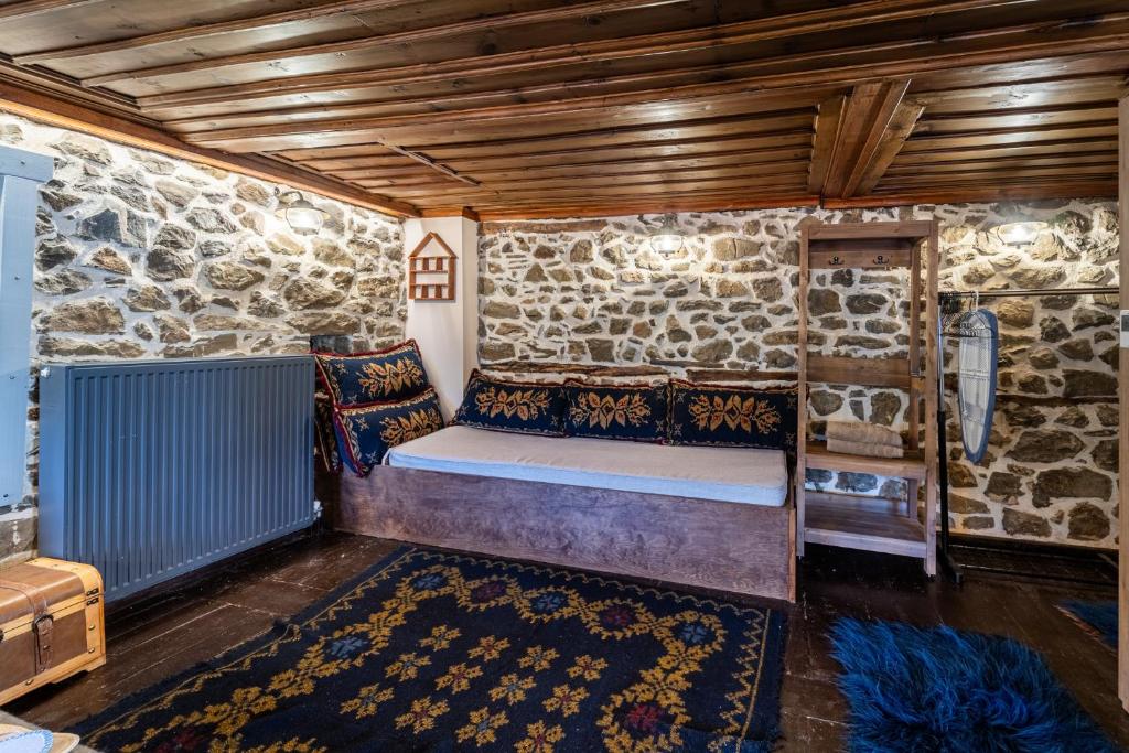 Postel nebo postele na pokoji v ubytování Dandy Villas Metsovo-Mezzo-Down Town-Up 5