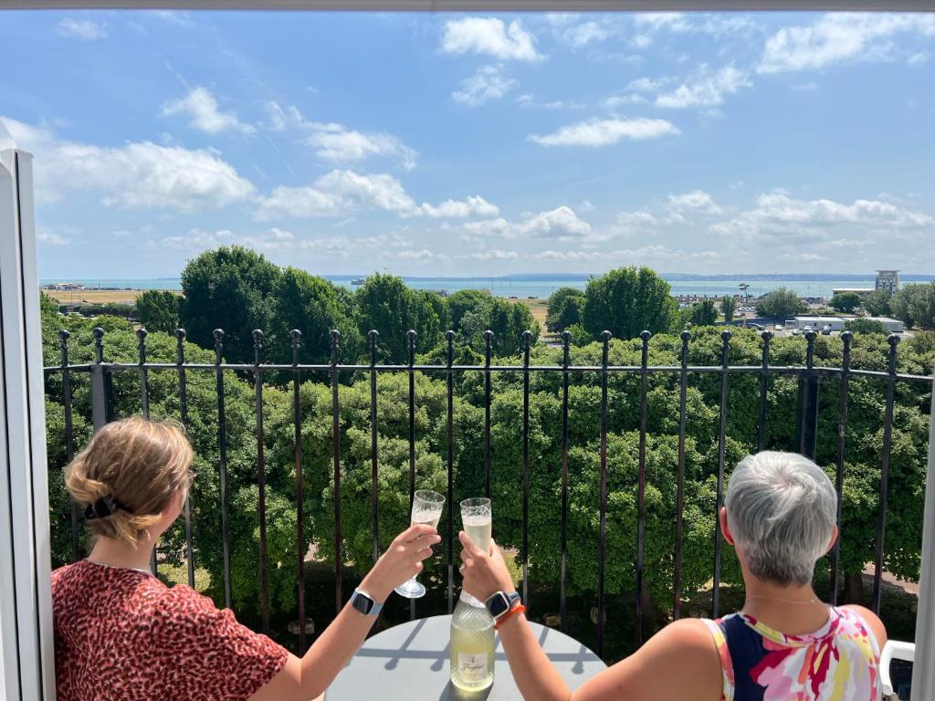 Due donne che bevono vino sul balcone di un vigneto di Skyline Oasis a Portsmouth